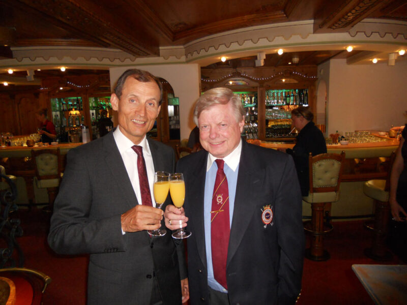 Wilfried Stauder und GCC-Präsident Martin Unterrainer bei der Siegerehrung am Lärchenhof