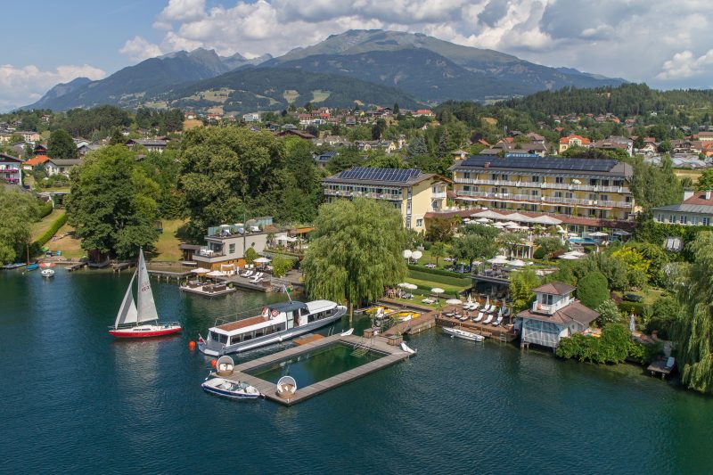 luftaufnahme des hotels mit berg im hintergrund kollers hotel -