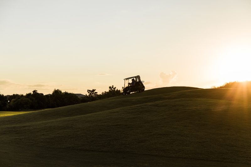 Golfcart im Sonnenuntergang.